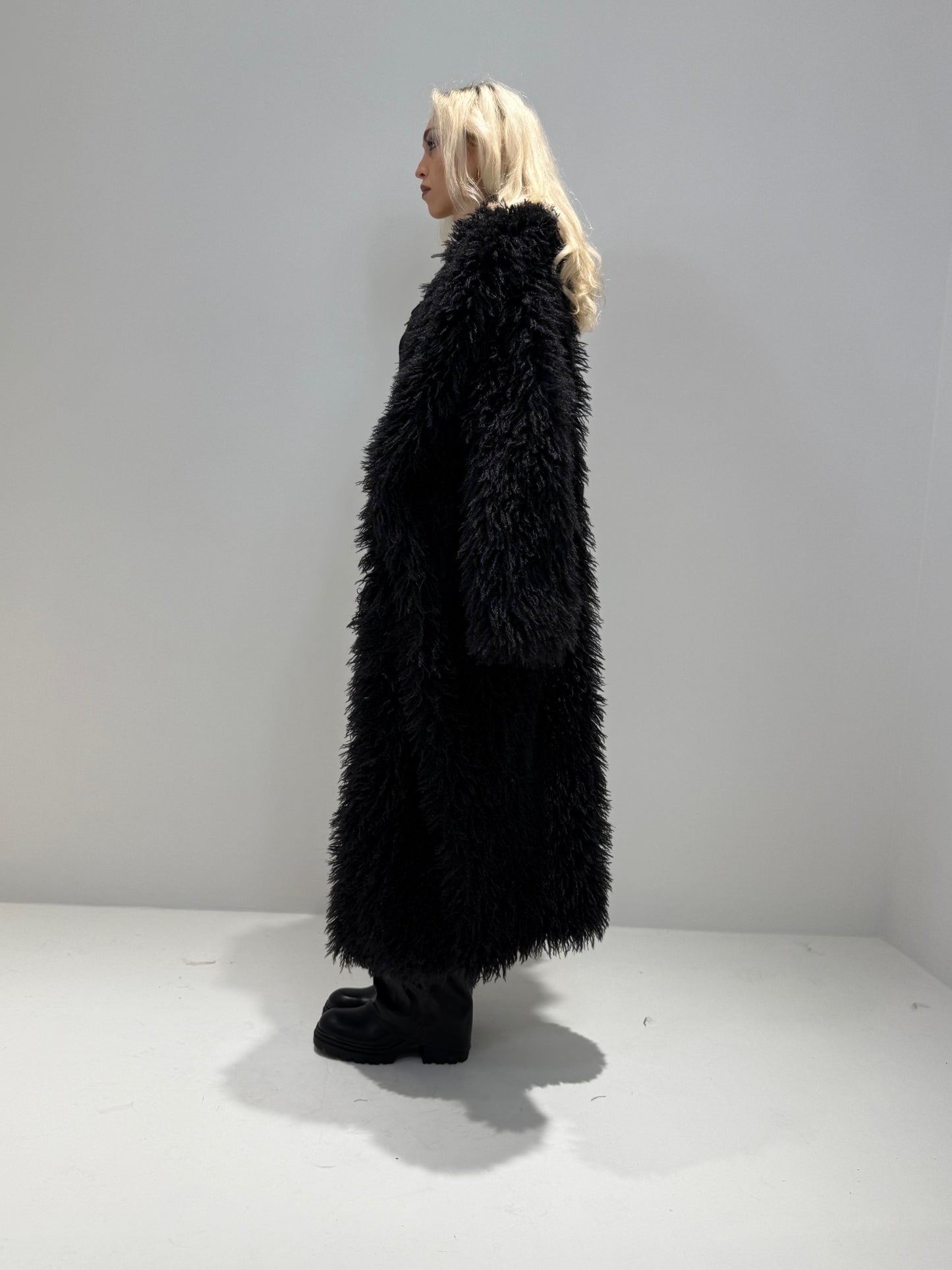 CAPPOTTO DI ECO-PELLICCIA NERO