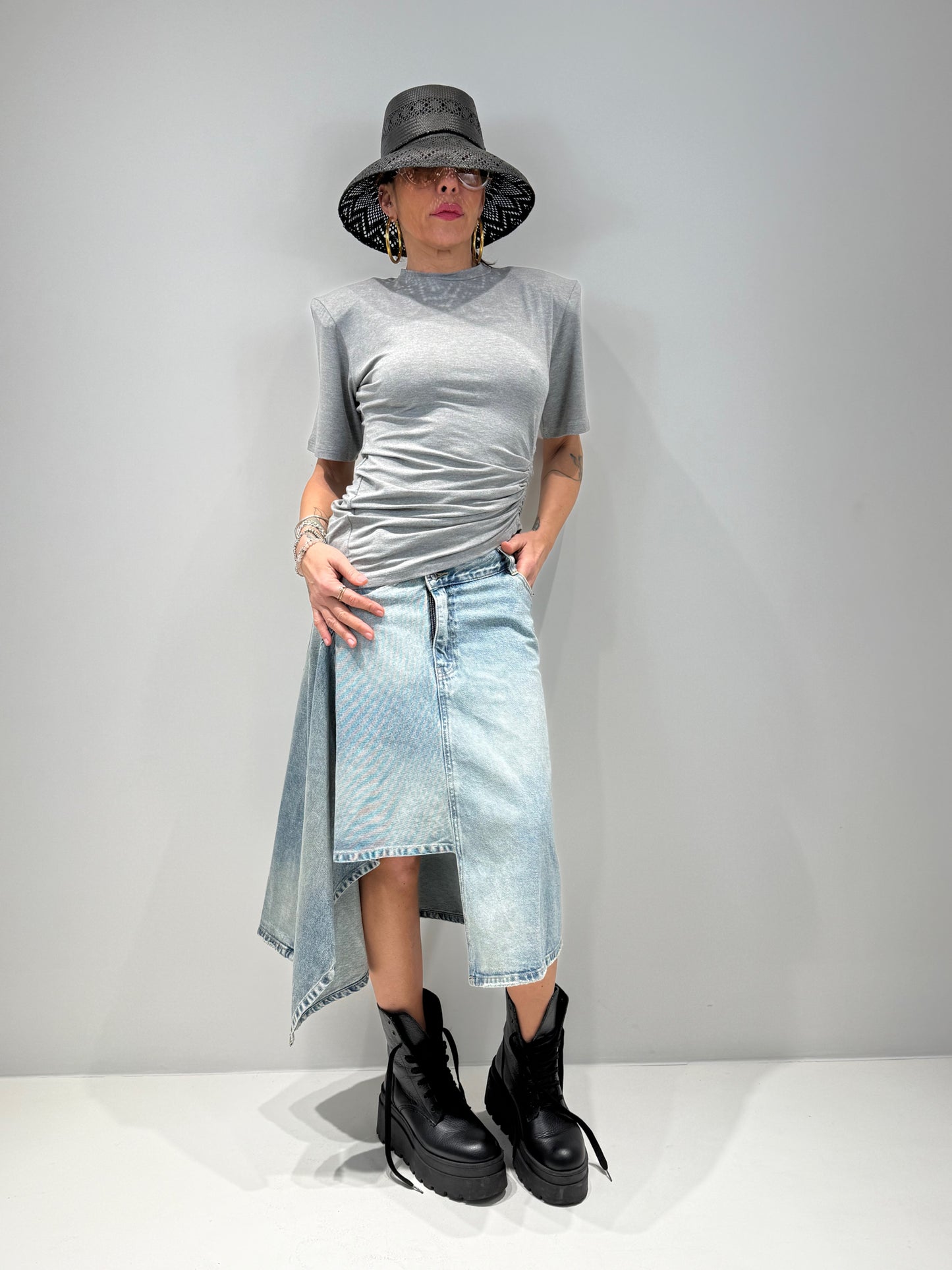 T-Shirt Donna Grigia con Spallina Vestibilità Comoda - Indi | ALLISIT