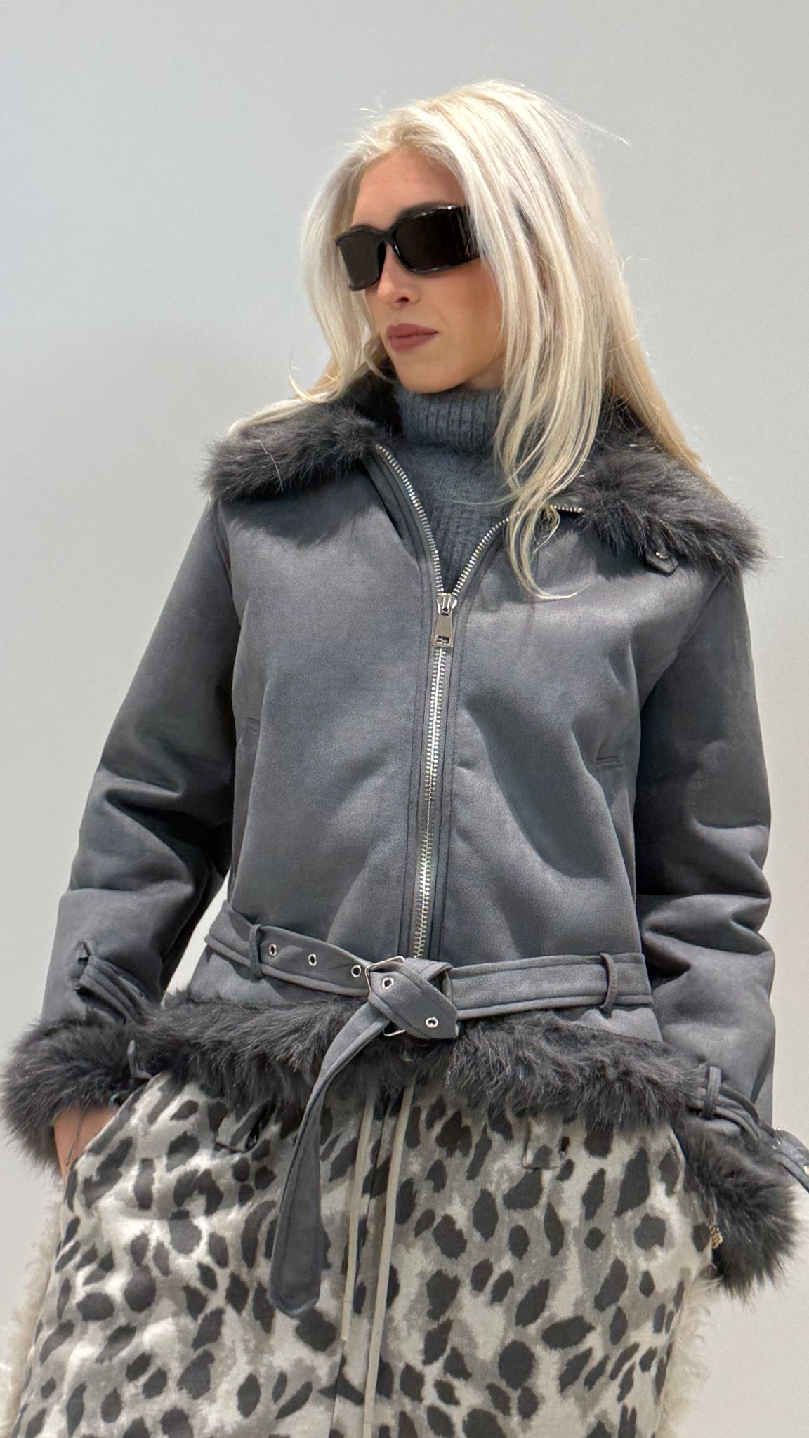 MONTONE  CON CINTURA GRIGIO SCURO