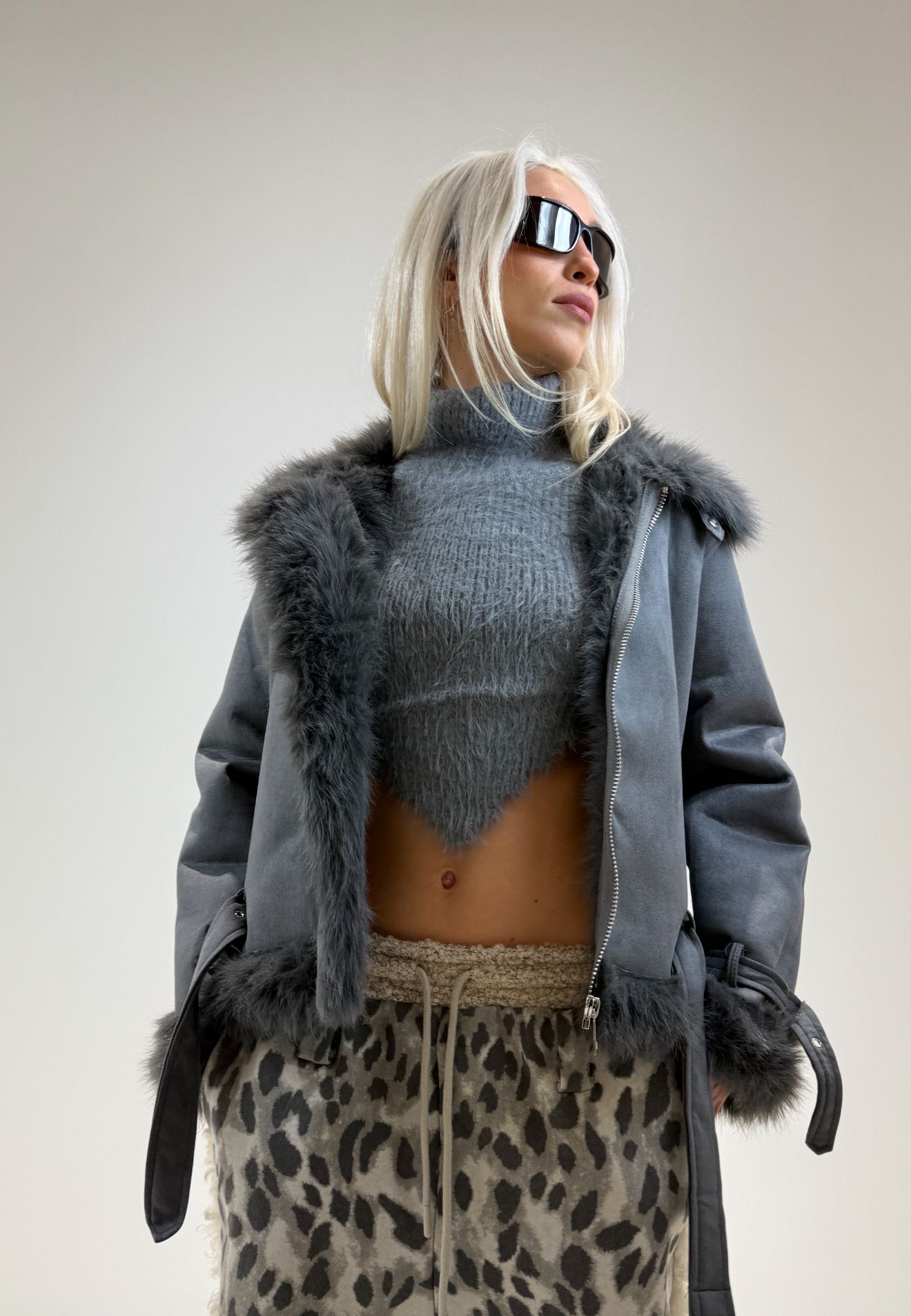 MONTONE  CON CINTURA GRIGIO SCURO