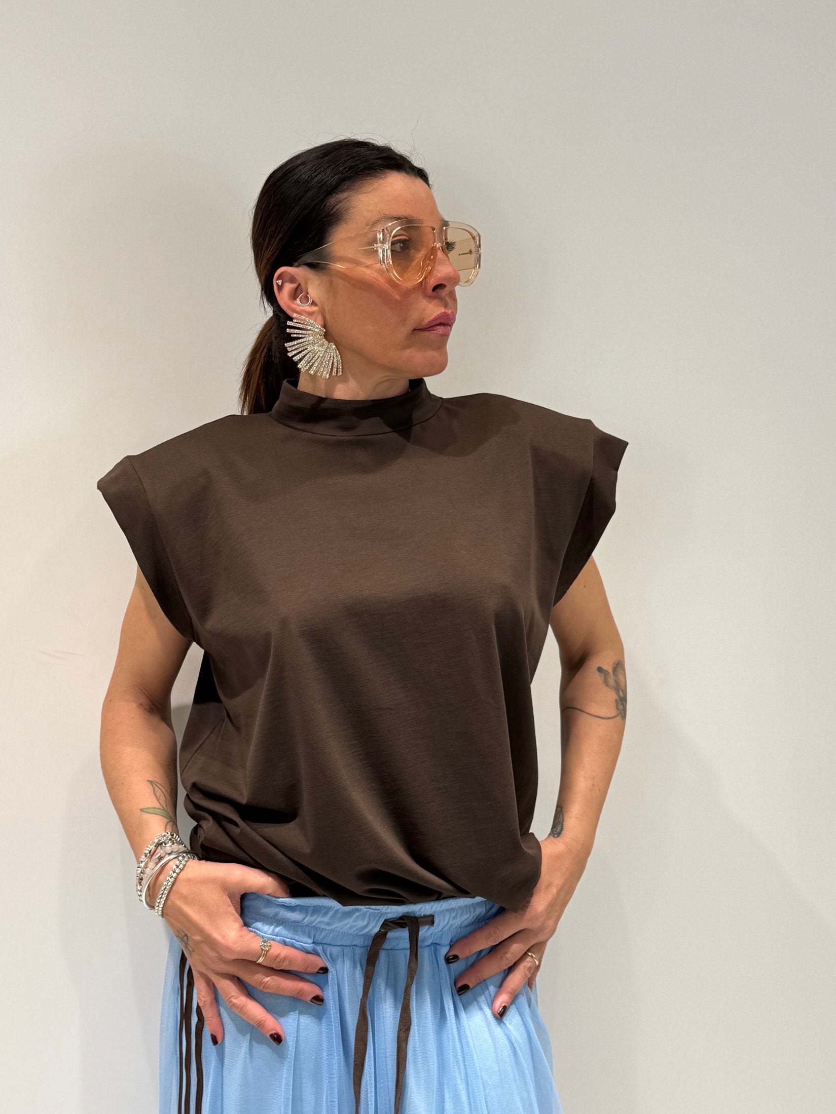 T-SHIRT BELLOVA CON SPALLINE marrone|Colore:Marrone